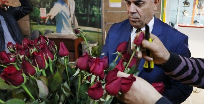 Çiçekçiler Sevgililer Günü için 24 saat çalışıyor