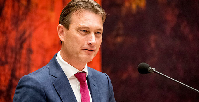 Hollanda Dışişleri Bakanı yalan söylediği için istifa etti