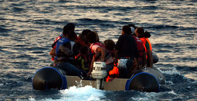 İzmir'de su alan bottaki göçmenler kurtarıldı