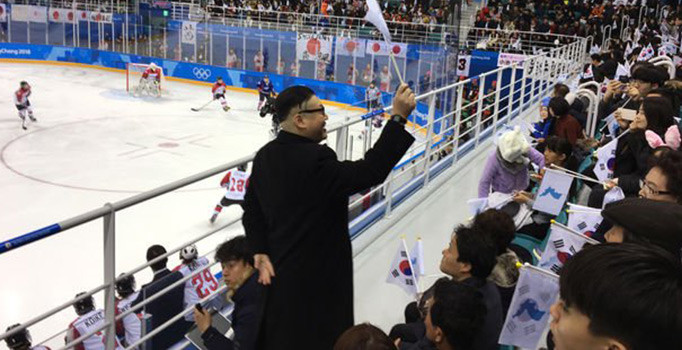 Kim Jong Un'a benzeyen kişi tribünü karıştırdı