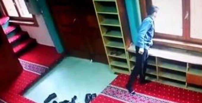 Namaz vaktinde camiyi soymaya kalktılar