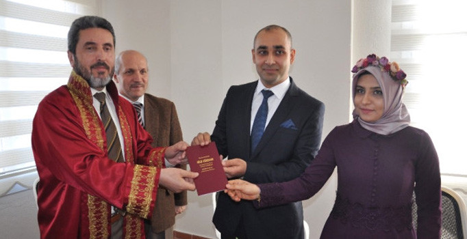 Resmi nikahlarını müftü kıydı