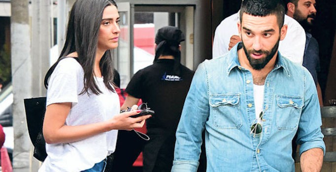 Arda Turan sevgilisi Aslıhan Doğan'dan ayrılıyor mu?