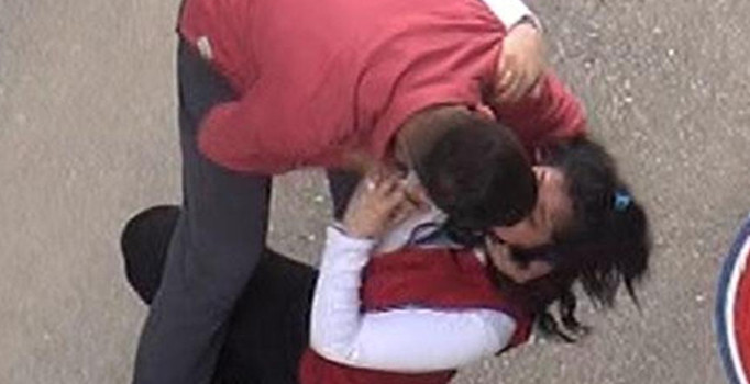 Genç kıza sokak ortasında şiddet