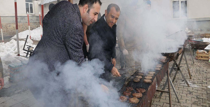 Tunceli Valisi'nden Mehmetçiğe mangal
