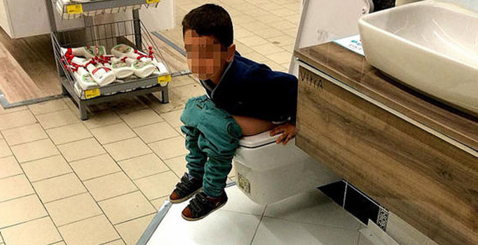 AVM’de görenleri şaşırtan manzara Küçük çocuk bir anda tuvaletini yaptı