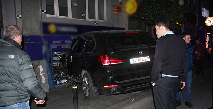 Direksiyon başında epilepsi krizi geçiren vale telefon bayisine girdi