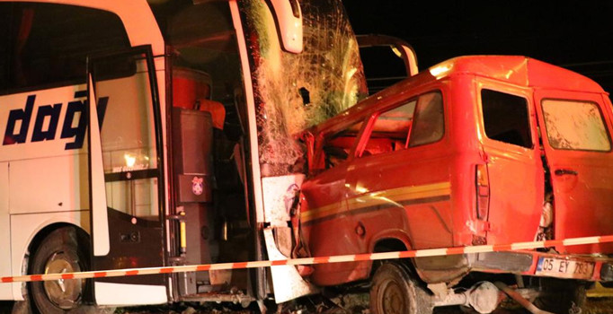 Yolcu otobüsü ve minibüs kafa kafaya çarpıştı: 1 ölü, 4 yaralı
