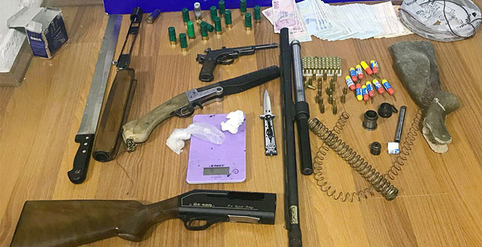 Polisin durduğu araçta uyuşturucu ve silah ele geçirildi