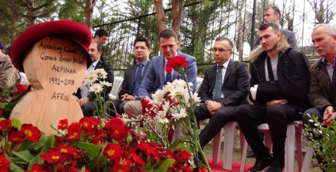 Afrin gazisi, şehit komutanının mezarını ziyaret etti