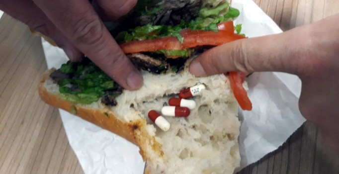 Nezarethaneye döner ekmek arasında uyuşturucu hap sokmaya çalıştı
