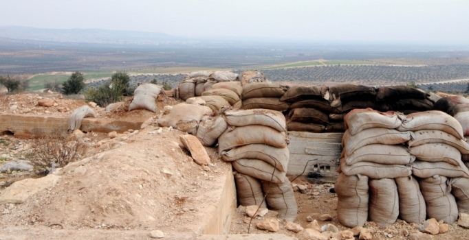 PYD'li teröristler, her tepeye kule ve tünel inşa etmiş