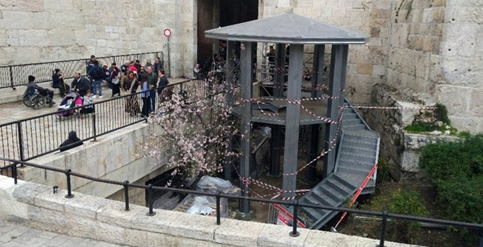 İsrail Mescid-i Aksa’nın girişine gözetleme kulesi yerleştirdi