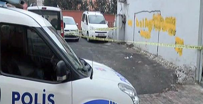 Doktoru bıçaklayıp sopayla dövdüler