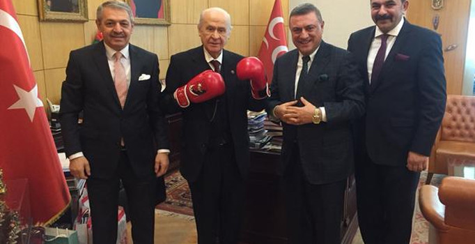 Devlet Bahçeli boks eldiveni giydi