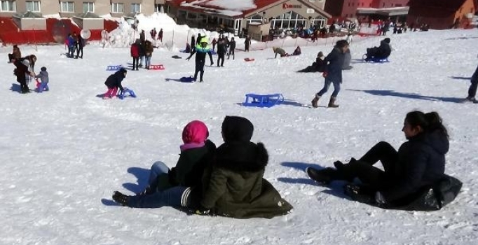 Uludağ'da poşetli kayak keyfi