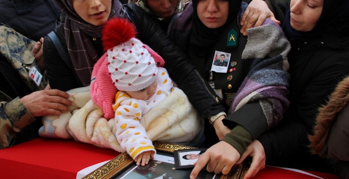 Şehidin 6 aylık kızı babasının tabutunu okşadı
