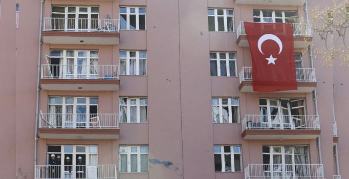 Patlamada hasar gören lojmanlara Türk bayrakları asıldı