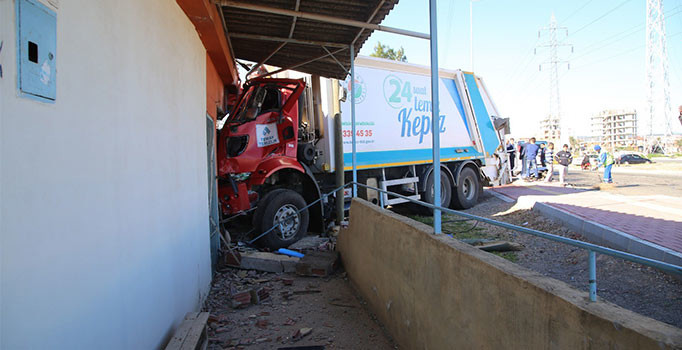 Otomobille çarpışan çöp kamyonu eve girdi: 3 yaralı