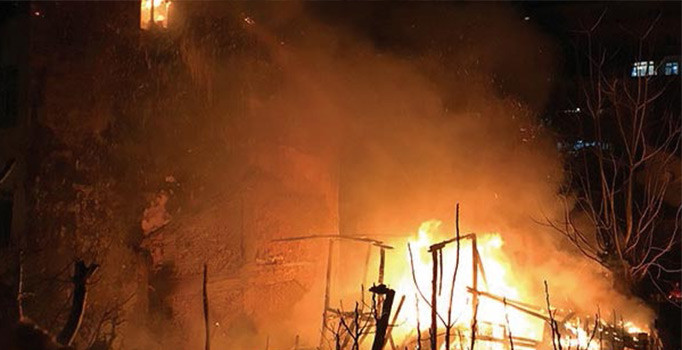 Fatih'te korkutan gecekondu yangını