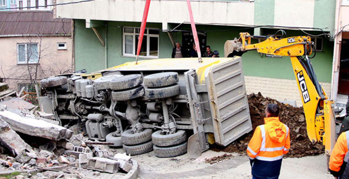 Kağıthane'de faciaya ramak kaldı! Yine hafriyat kamyonu