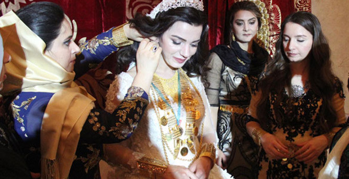 Aşiret düğününde gelini altına boğdular