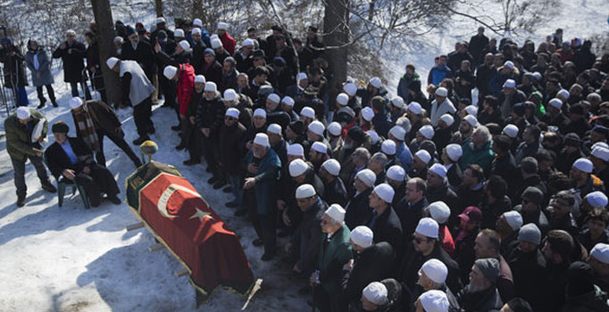 Bayraktaroğlu'nun cenazesi New York'taki dergaha defnedildi ABD'de şeyh cenazesi