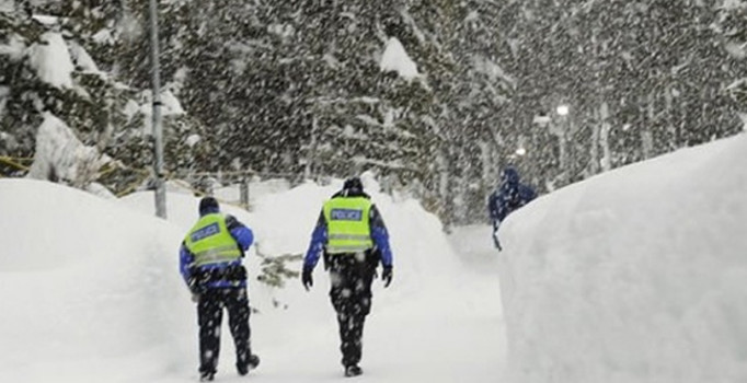 İsviçre'de 10 kişi çığın altında kaldı