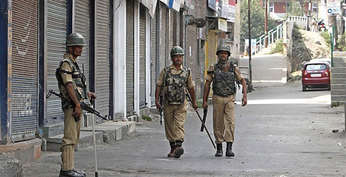 Hindistan'da bombalı saldırı: 4 ölü