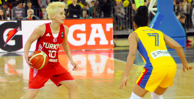 Türkiye Romanya'yı 56-45 yenerek liderliğini sürdürtü