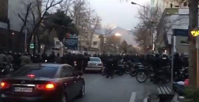 İran'da polisle tarikat mensupları çatıştı