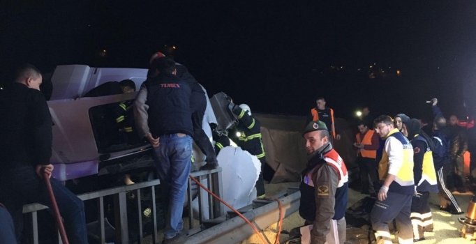 Nohut yüklü TIR devrildi: 1 ölü