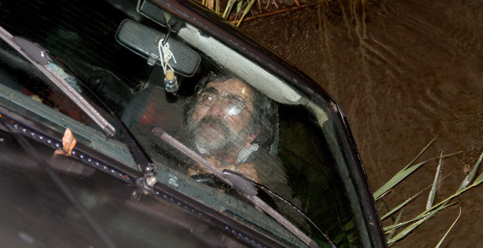 Fethiye'de otomobiliyle su kanalına uçtu yine de keyfini bozmadı