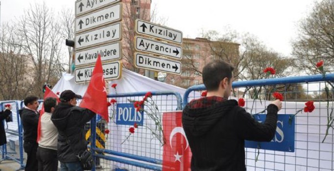 Ankara şehitleri olay yerine karanfil bırakılarak anıldı