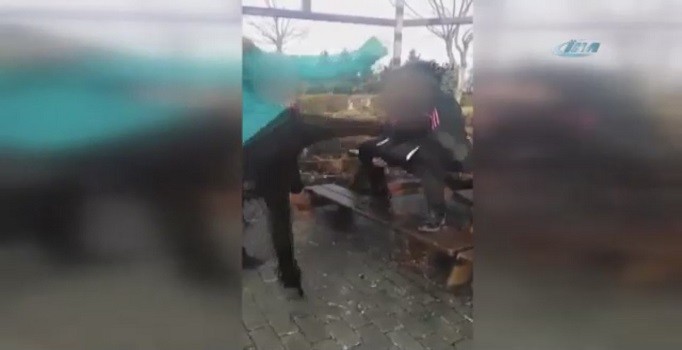 Bursa İnegöl'de kız öğrencilerin kavgası görüntülendi