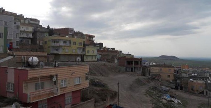 Mardin Derik'te hendek kazmak isteyen PKK'lılar polisle çatıştı