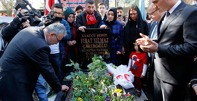 Ege Üniversitesi'nde çıkan kavgada öldürülen Fırat Yılmaz Çakıroğlu mezarı başında anıldı