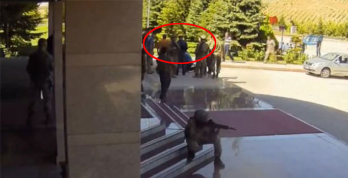 Aksakallı'nın Ömer Halisdemir'i alnından öpme anı ortaya çıktı