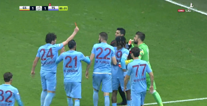 Salih Dursun hakeme kırmızı kart gösterince oyundan atıldı