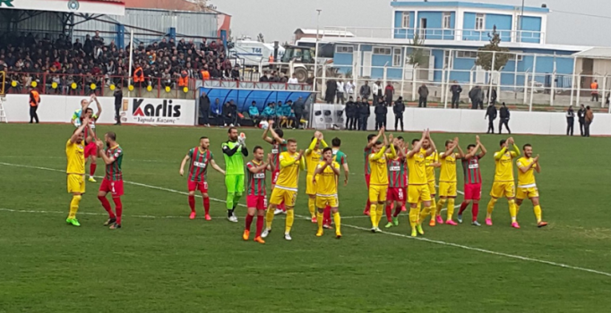 Amedspor-Eyüpspor maçı dostluk görüntülerine sahne oldu