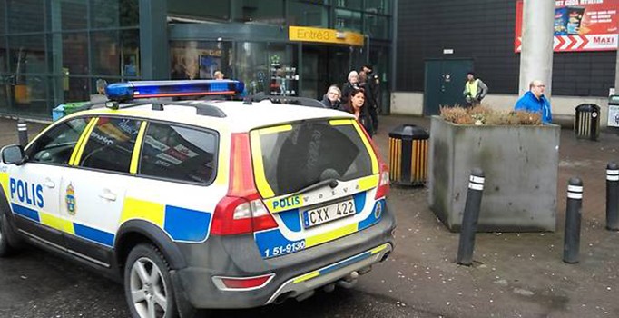 İsveç'te bomba şüphesiyle alışveriş merkezi boşaltıldı