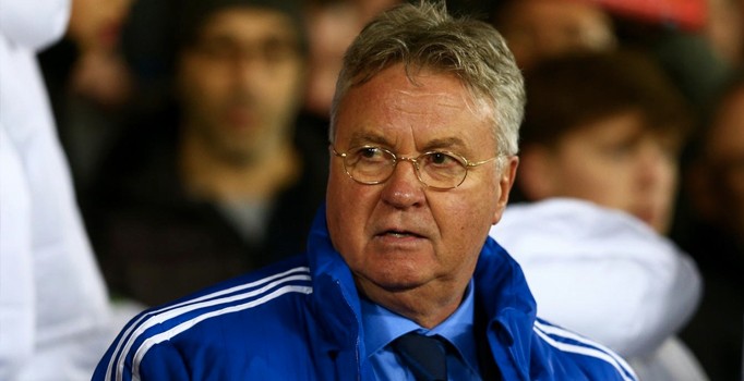 Guus Hiddink Chelsea'dan ayrılacağını açıkladı