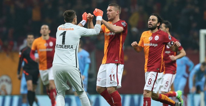 Galatasaray olaylı maçta Trabzonspor'u 2-1 mağlup etti