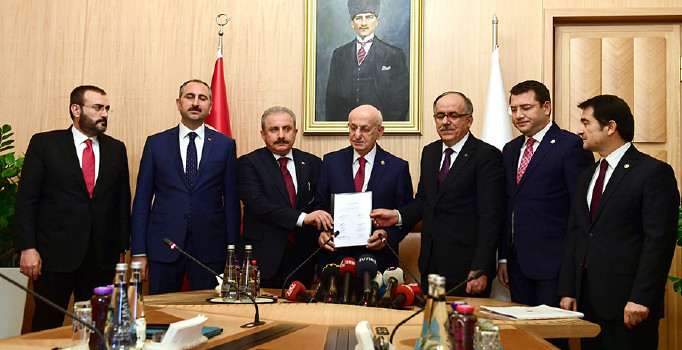 AK Parti ve MHP 'Cumhur ittifakı' için yasa tasarısını Meclis'e sundu