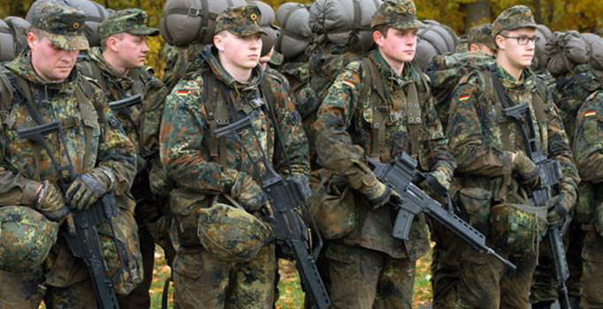 Alman ordusu dökülüyor