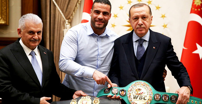 Cumhurbaşkanı Erdoğan'a Suriyeli boksörden çok özel hediye