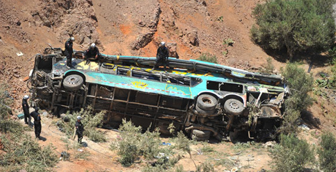 Peru'da yolcu otobüsü uçuruma yuvarlandı: 44 ölü