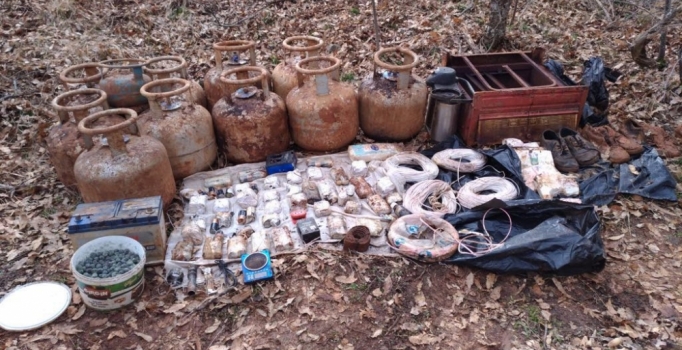 Bitlis'te, PKK sığınaklarında patlayıcı ve yaşam malzemesi bulundu