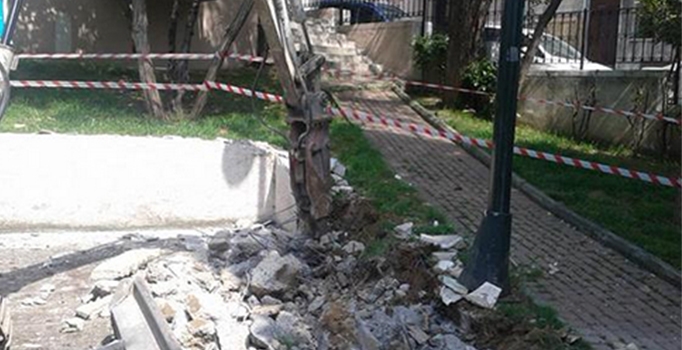 Beşiktaş Belediyesi'nin dozeri parka girdi, halk isyan etti