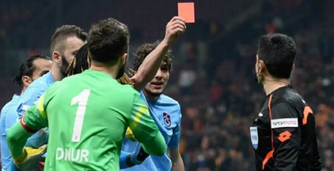 Salih Dursun'un hakeme kırmızı kartı dünya gündeminde